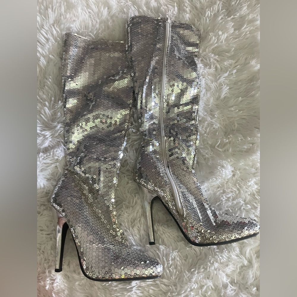 FREE TO WHOMEVER BUYS A PAIR OF SHOES THEY CAN CLAIM THIS ONE. - Picture 4 of 7